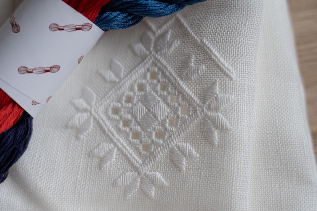 haftowane wzory na tkaninie